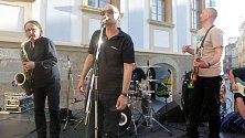 Koncert kapely Garage v Denisově ulici po slavnostním odhalení kinetické sochy "Lupič" Davida Černého na římse Muzea umění v Olomouci
