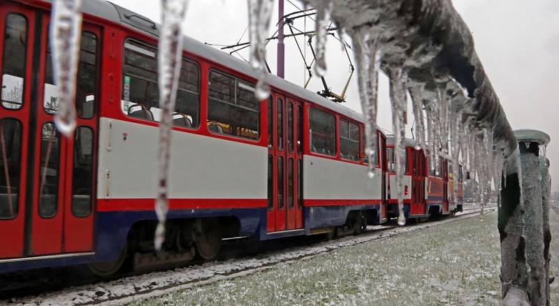 Boj s ledem v Olomouci - středa 3. 12. 2014 - DPMO pracuje na zprovoznění tramvajové trati