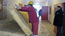 Odklízení sutin po zřícení stropu ve Vítězné škole v Litovli