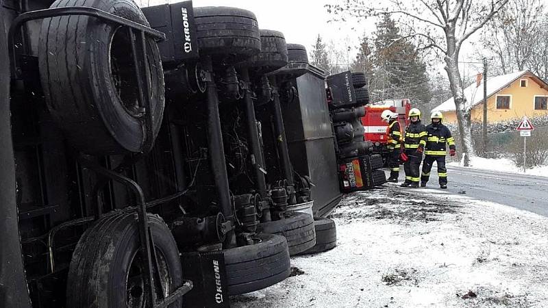 Kamion, který ve čtvrtek v obci Horní Loděnice nezvládl jízdu v zatáčce, jen těsně minul chodkyni. Těžký kolos havaroval a převrátil se na bok. Na místě zasahovaly tři jednotky hasičů.