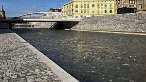 Zamrzlá hladina řeky Moravy v Olomouci, 7. února 2023