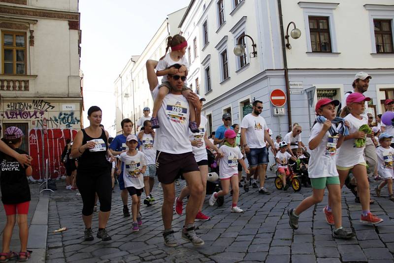 Součástí olomouckého půlmaratonu je i Rodinný běh. V 17 hodiny se na něj vydaly stovky účastníků.