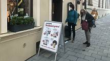 Prodej punče v ulicích Olomouce, 20. listopadu 2020
