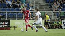 Olomoučtí fotbalisté (v červeném) remizovali se Slováckem 0:0Pavel Moulis (u míče)