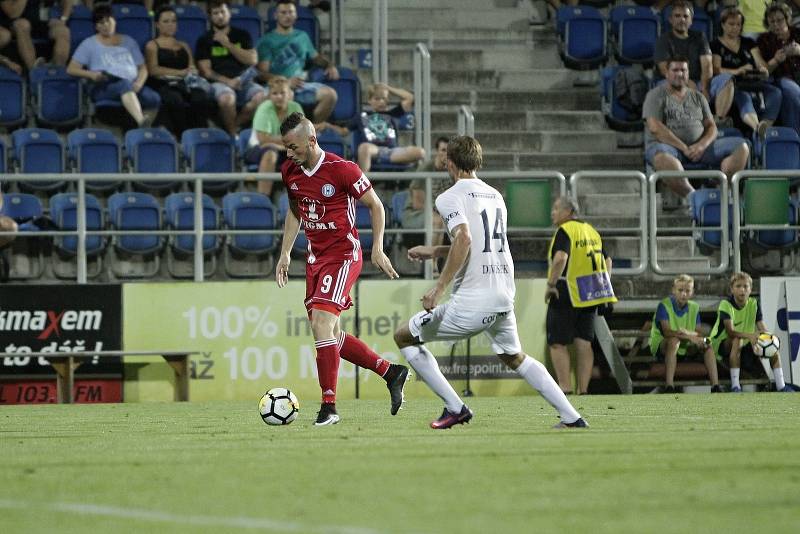 Olomoučtí fotbalisté (v červeném) remizovali se Slováckem 0:0Pavel Moulis (u míče)