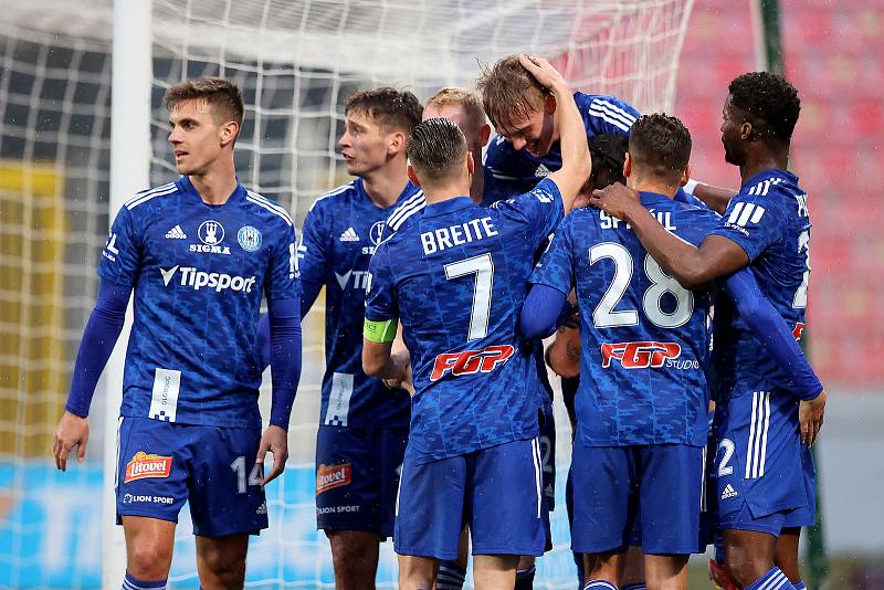 Fotbalisté Sigmy (v modrém) proti Tirolu. Antonín Růsek, Mojmír Chytil, Filip Uriča, radost, oslava