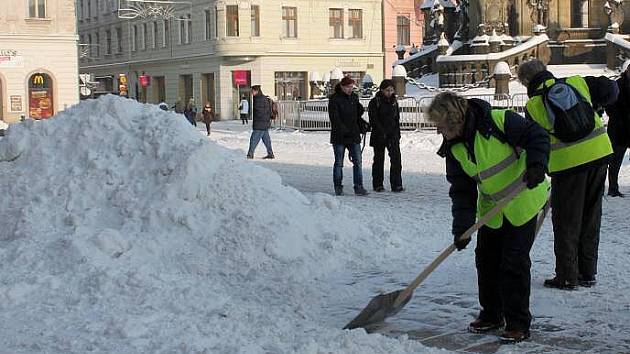 Dlouhodobě nezaměstnaní odklízejí v olomouckých ulicích sníh