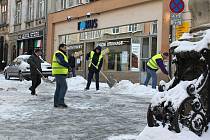 Dlouhodobě nezaměstnaní odklízejí v olomouckých ulicích sníh
