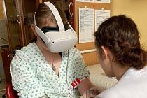 Virtuální realita pomáhá odvést pozornost malých pacientů šternberské nemocnice při bolestivých zákrocích.