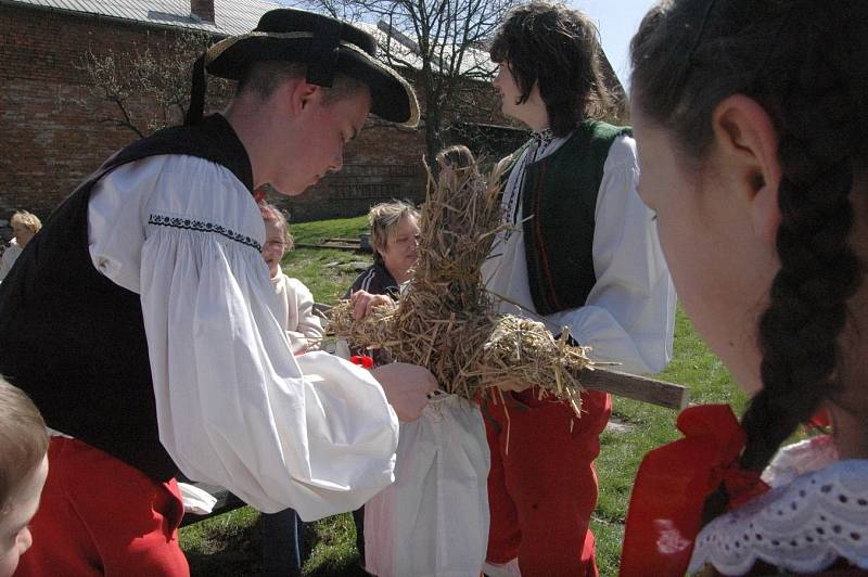 Vynášení zimy v Příkazích na Olomoucku, duben 2011