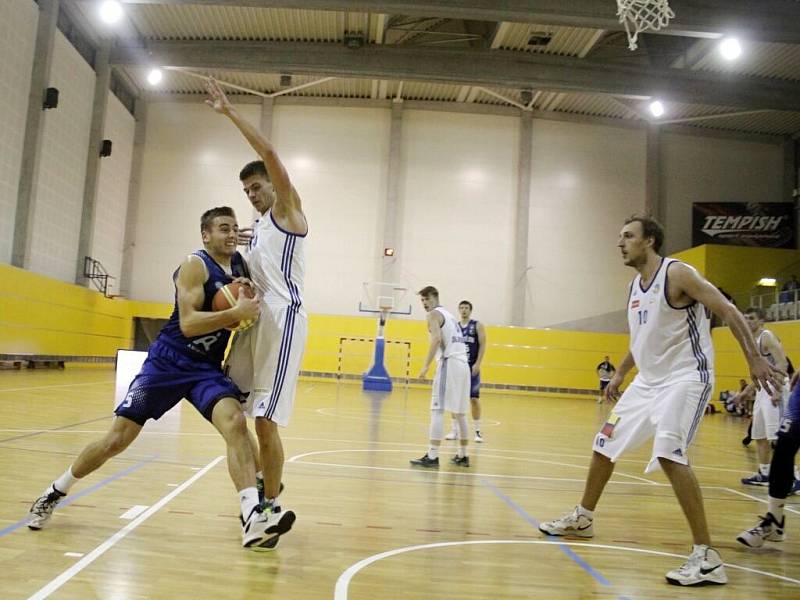 Olomoučtí basketbalisté (v bílém) v pohárovém zápase s favorizovaným Prostějovem