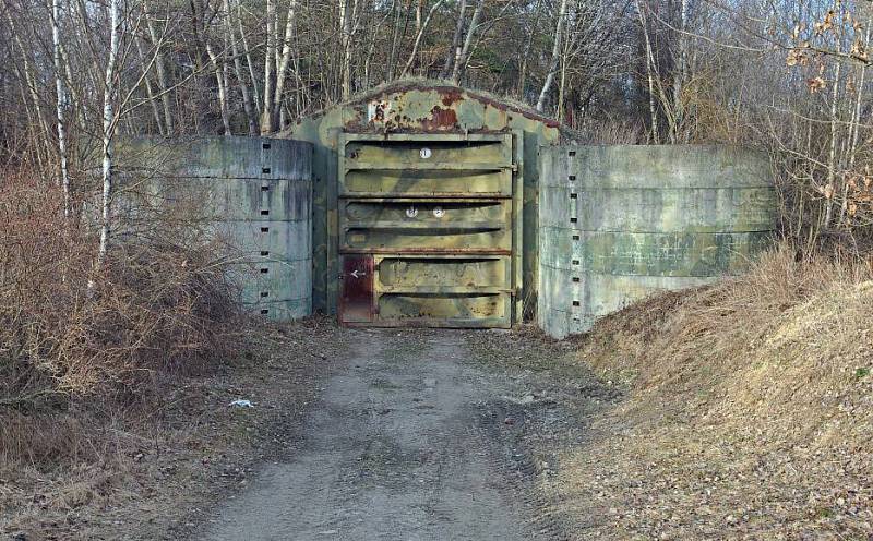 Palebné postavení oddílu 122. raketové brigády Sovětské armády - Západ - Přáslavice. Granit - zodolněný úkryt ze zachovalými ocelovými vraty pro odpalovací zařízení raketového komplexu 9K76B Temp-S. Uvnitř parkoval (garážoval) jeden  automobil MAZ-543A (8