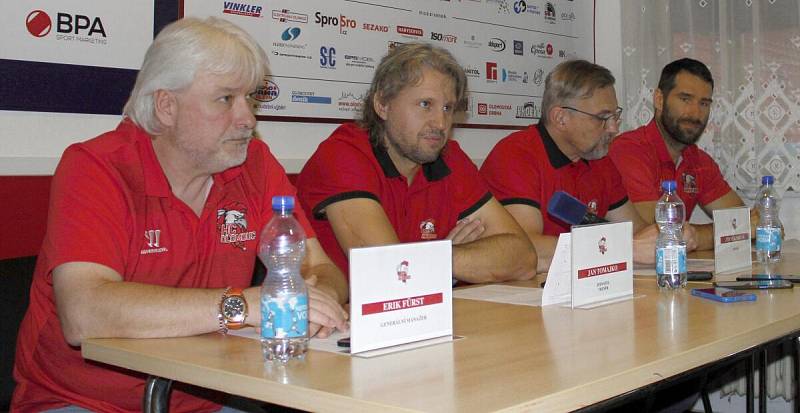 Tisková konference HC Olomouc před startem extraligy. Zleva Erik Fürst, Jan Tomajko, Zdeněk Moták a Martin Vyrůbalík