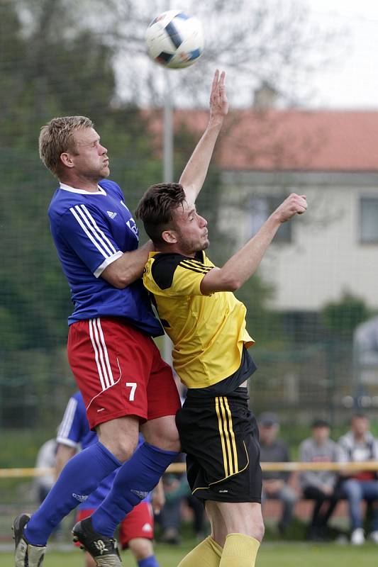 Fotbalisté Nových Sadů (ve žlutém) prohráli s Valašským Meziříčím 2:4