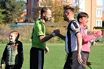 Fotbalisté FC Sigma Hodolany (v černobílém) proti TJ Sokol Kožušany. David Rozehnal a Marek Heinz