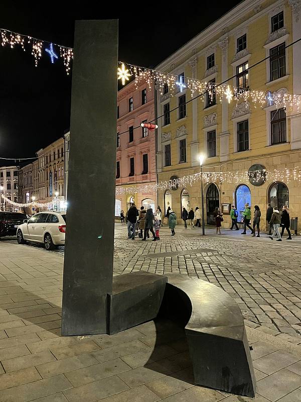 Před Galerií města Olomouce na Dolním náměstí stojí nová čtyřmetrová bronzová socha.