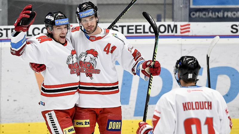 Dohrávka 12. kola hokejové extraligy: HC Vítkovice Ridera - HC Olomouc, 12. ledna 2021 v Ostravě. Radost Olomouce po vstřelené brance (zleva) Vojtěch Tomeček z Olomouce, David Ostřížek z Olomouce a Petr Kolouch z Olomouce.