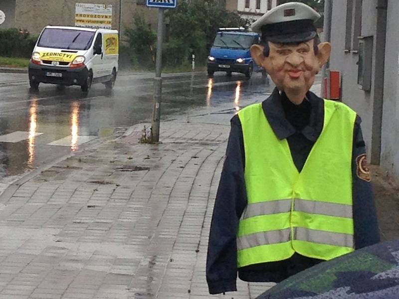 V Drahlově, místní části Charvát, zpomalují piráty silnic figurínou připomínající policistu, kterou postavili na rušné místo u průtahu vesnicí.