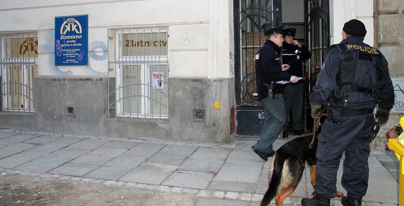 Policisté zasahují u loupeže ve zlatnictví ve Vídeňské ulici v Olomouci