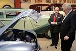 Prezident Zeman při prohlídce muzea historických automobilů Veteran Arena v Olomouci