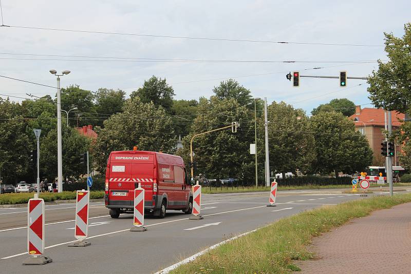 Uzavírka křižovatky tř. Svobody a Aksamitovy ulice u polikliniky v centru Olomouce, 8. srpna 2022