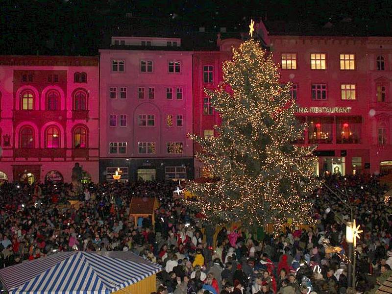 Rozsvícený vánoční strom před olomouckou radnicí