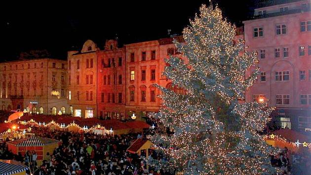 Rozsvícený vánoční strom před olomouckou radnicí