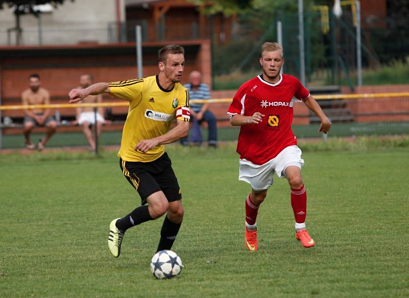 Fotbalisté Nových Sadů (ve žlutém) porazili Medlov 3:0.