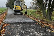 Cyklostezka Hvězdná mezi Olomoucí a Šternberkem prochází opravou. V Bohuňovicích je uzavřený úsek od čistírny odpadních vod po lávku přes Trusovický potok u podjezdu pod železniční tratí, 4. listopadu 2022.