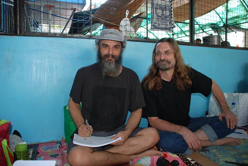 Fotka z Manily, kde je Jaroslav Dobeš (Guru Jára) zadržovaný v detenčním zařízení společně s Barborou Pláškovou