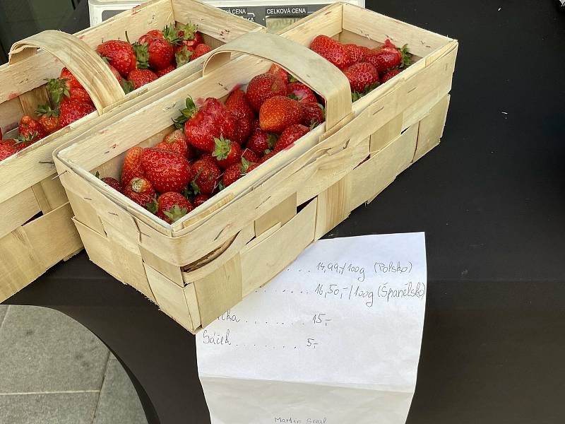 Prodejní stánek v ulici 28. října v Olomouci, cena 14,99 Kč/100g, 16. června 2021