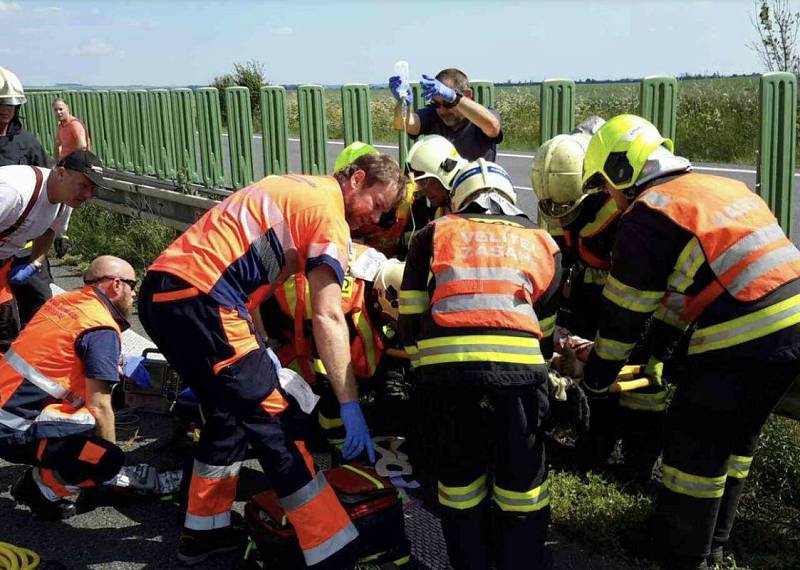 Srážka autobusu a kamionem na D35 u Litovle