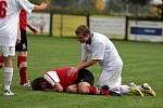 Fotbalisté Nových Sadů (v červeném) vs. Kralice na Hané