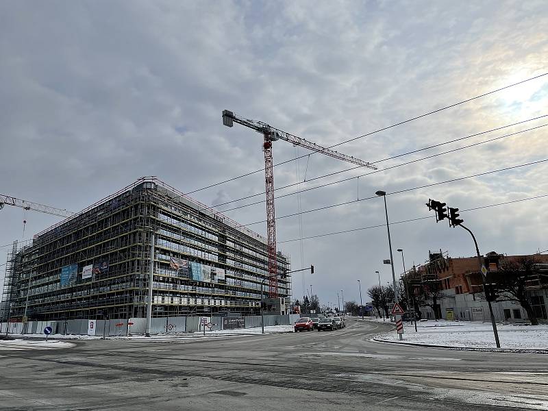 Výstavba na třídách Kosmonautů a 17. listopadu v Olomouci. Na snímku Envelopa Office Center a byty Šantova, únor 2021