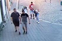 Policie hledá trojici mužů zachycených na snímku z kamery. Pokud je znáte, volejte linku 158.