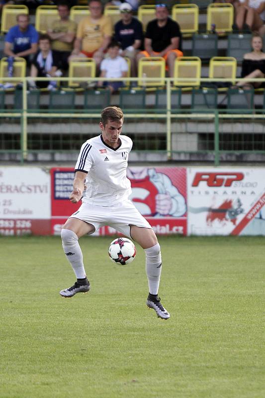 Fotbalisté HFK Olomouc (v bílém) porazili Frýdek-Místek 2:0