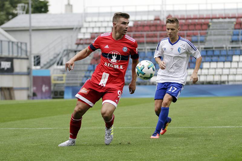 Olomoučtí fotbalisté (v červeném) porazili v přípravě druholigový Šamorín 3:0