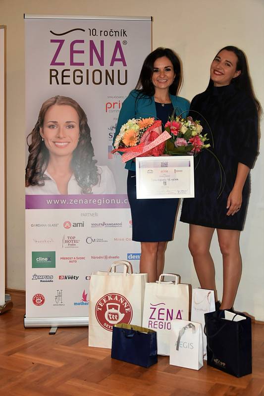 Vyhlášení Ženy regionu za Olomoucký kraj, 8. 10. 2019 - vítězka Romana Filípková (vlevo)