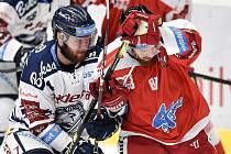 Utkání 27. kola hokejové extraligy: HC Vítkovice Ridera - HC Olomouc, 18. prosince 2019 v Ostravě. Na snímku (zleva) Petr Šidlík a Pavel Musil.
