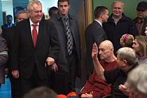 Prezident Zeman přichází na besedu v prostějovském kulturním domě Duha