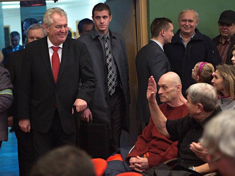 Prezident Zeman přichází na besedu v prostějovském kulturním domě Duha