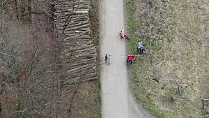 Letecké záběry zachytily cyklisty v zakázané zóně
