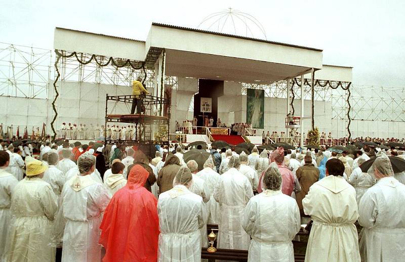 Bohoslužba na letišti v Olomouci - Neředíně. Papežskou návštěvu v květnu 1995 doprovázelo nevlídné počasí - chladno a déšť