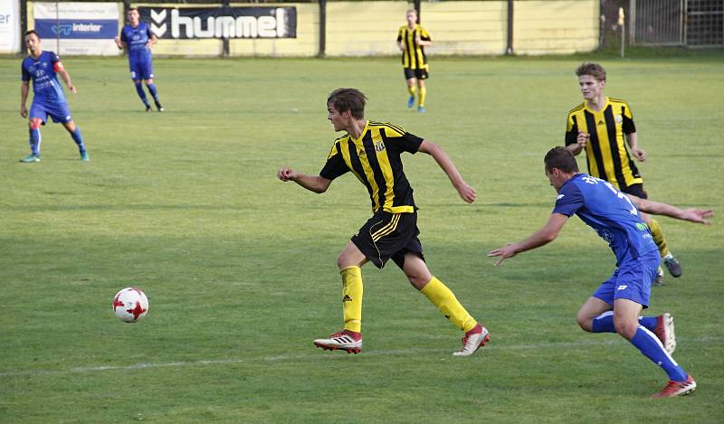 Fotbalisté Nových Sadů (ve žluto-černém) prohráli v předkole MOL Cupu s Rýmařovem 0:2.