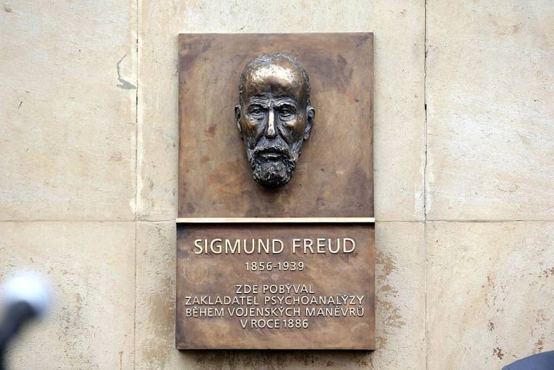 Odhalení pamětní desky Sigmundu Freudovi vedle hlavního vchodu do kavárny Opera na Horním náměstí v Olomouci