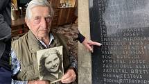 Josef Steigr vzpomíná na sestru Věru, o kterou přišel poslední den 2. světové války. V koláži s pamětní deskou v Litovli s jejím jménem
