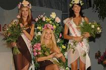 Miss léto 2008 Monika Vaculíková z Bruntálu (uprostřed) a vicemiss Saskie Olašáková z Vrahovic (vlevo) a Michaela Dihlová z Kozmice u Ostravy.