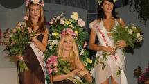 Miss léto 2008 Monika Vaculíková z Bruntálu (uprostřed) a vicemiss Saskie Olašáková z Vrahovic (vlevo) a Michaela Dihlová z Kozmice u Ostravy.