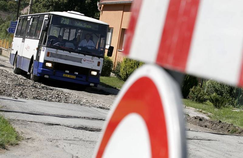 Autobusy mohou i při opravách ulicí Valník projíždět