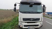Srážka náklaďáku a dvou osobních aut na silnici mezi Olomoucí a Litovlí